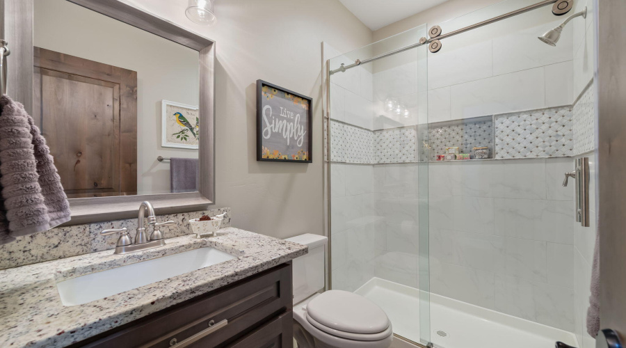 Hall Bathroom / 4th Bathroom