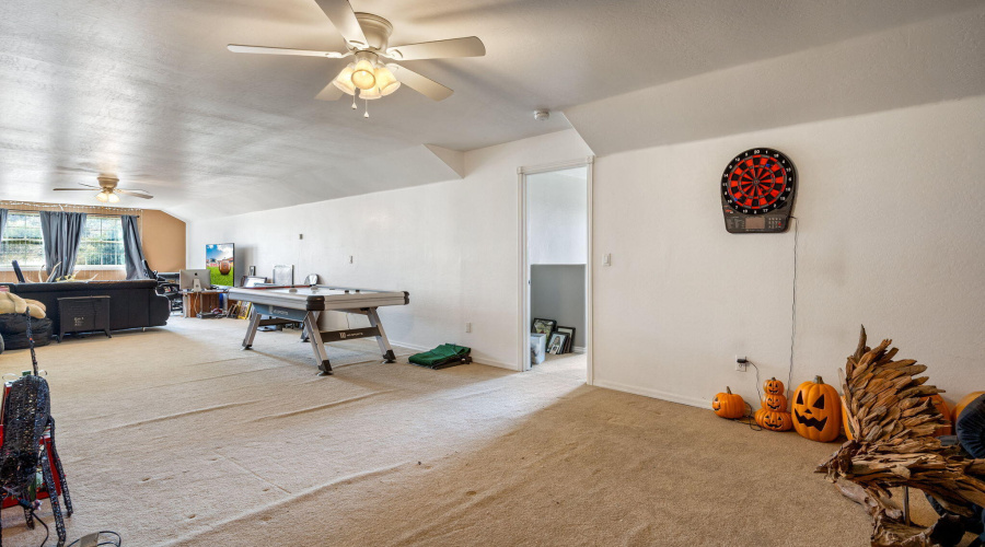 Upstairs 939sq.ft