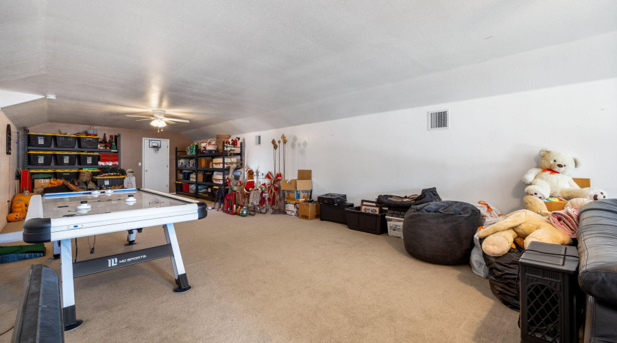Upstairs 939sq.ft