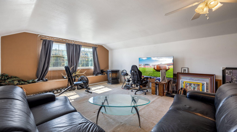 upstairs 939 sq.ft