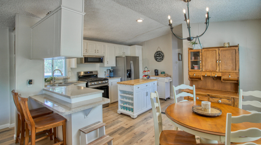 Dining & Breakfast Bar