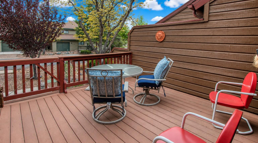 Front patio / deck