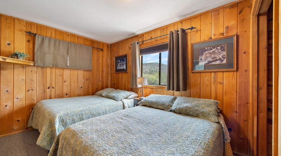 BIG CABIN BEDROOM 4
