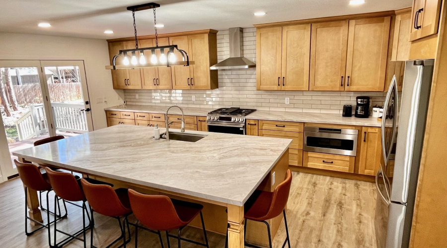 Amazing entertainer's kitchen!