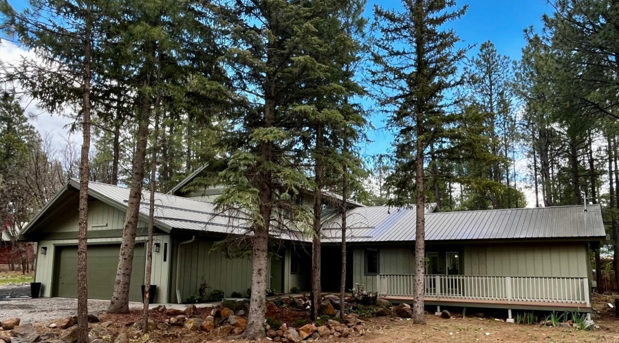 Your all-season home in the pines!