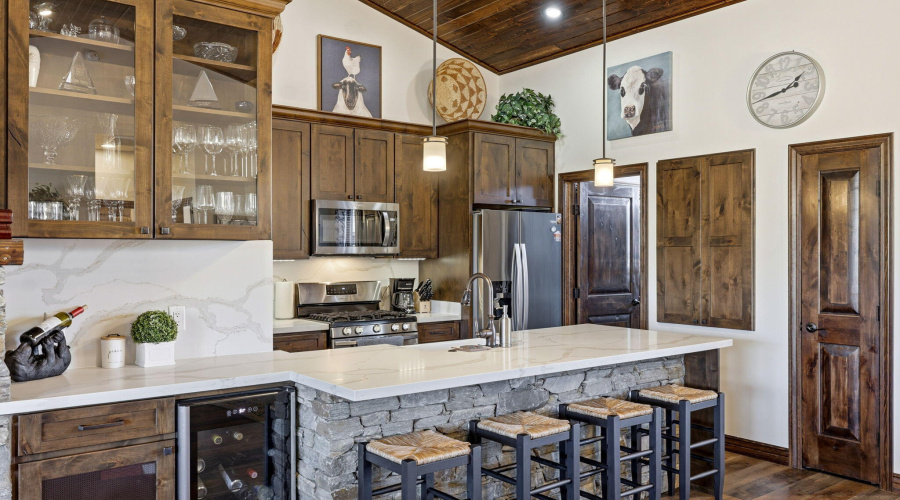 Kitchen with Breakfast Bar