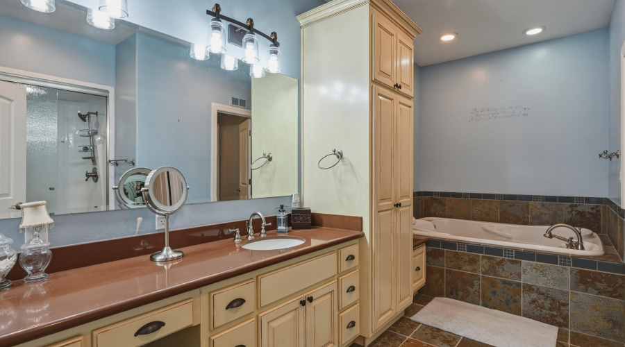Master Bathroom w Tub
