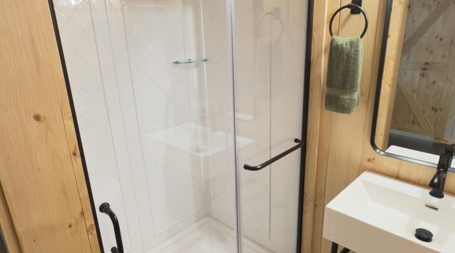 Roomy shower in 3/4 Bathroom