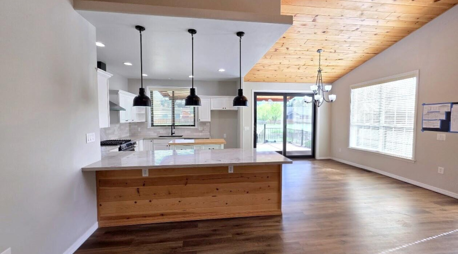 Breakfast Bar & Dining Area