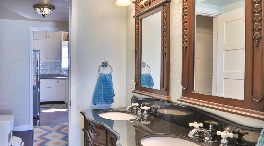 Bathroom2 (4)