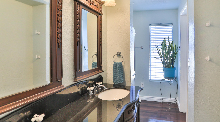 Bathroom2 (2)