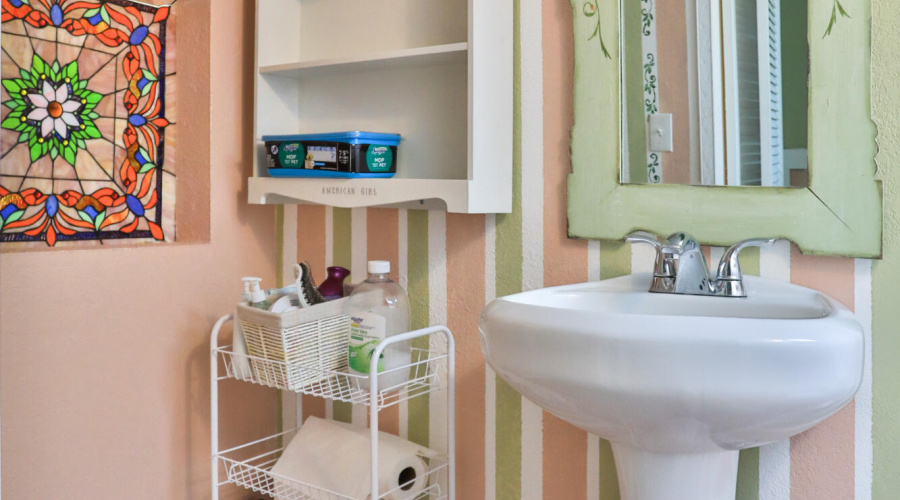 UpstairsBathroom (1)