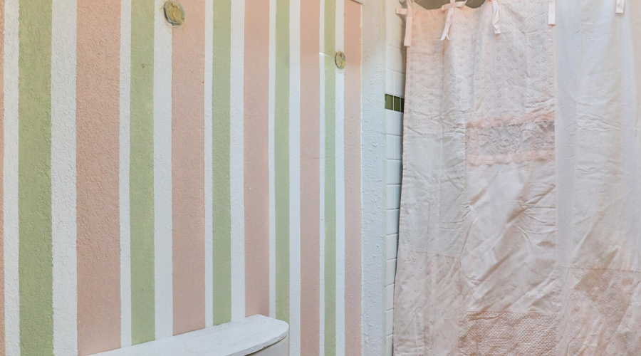 UpstairsBathroom (2)