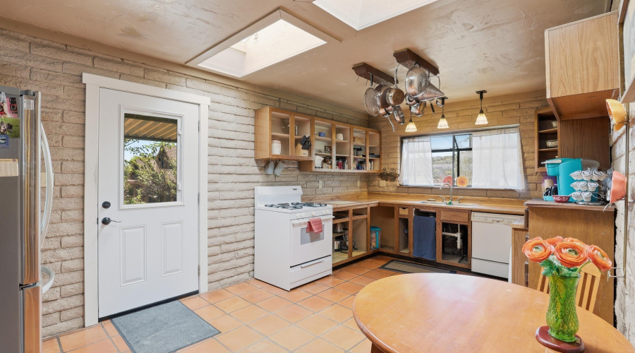 Kitchen Main House (1)