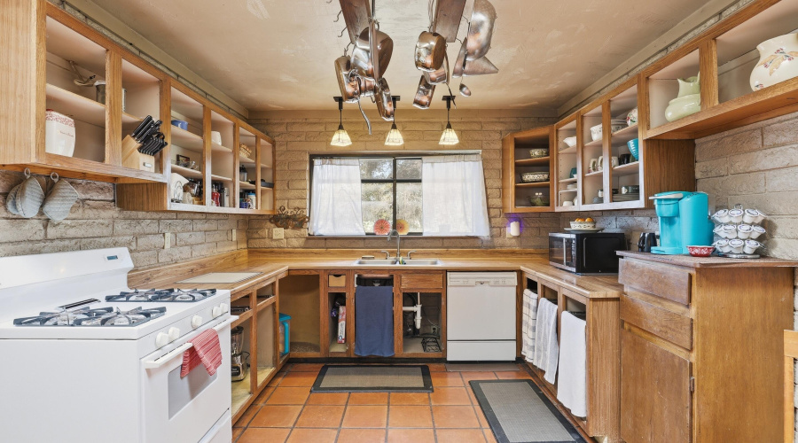 Kitchen Main House (2)