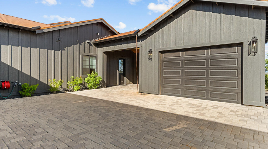 Detached Garage/Gym/Flex Room
