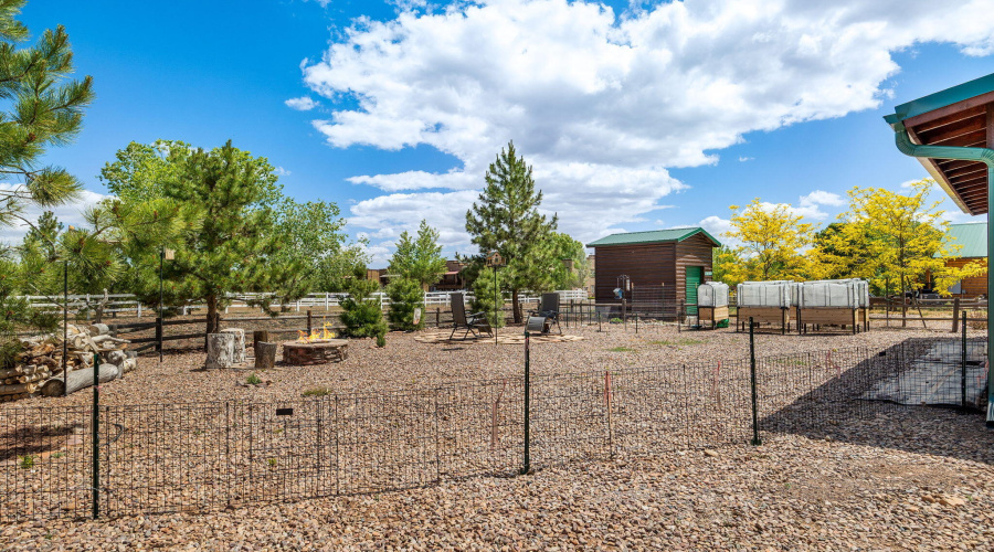 FENCED YARD FOR YOUR FURRY FRIENDS