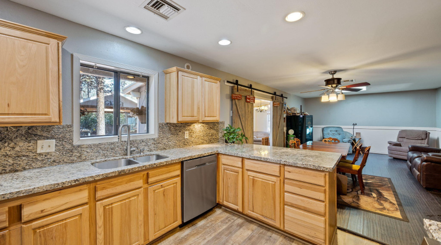 5373 Scotts Drive, Lakeside