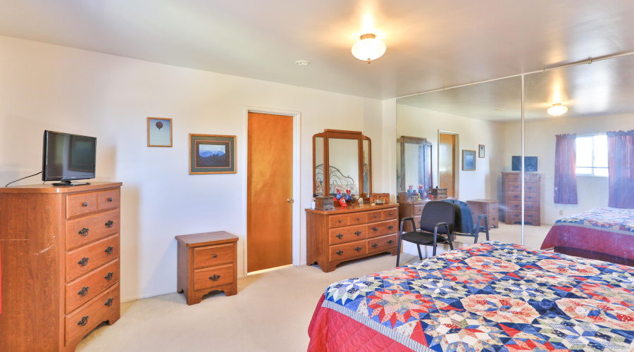 UpstairsBedroom (2)
