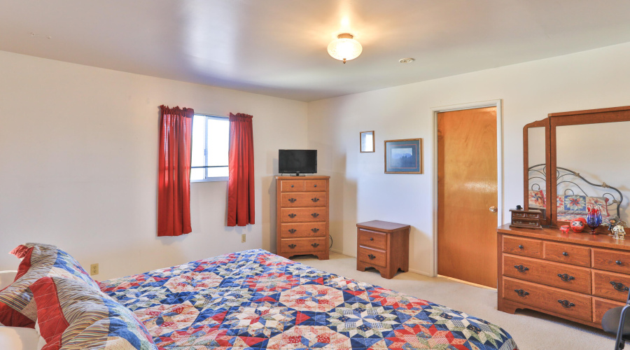 UpstairsBedroom (1)