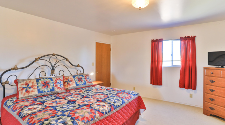 UpstairsBedroom (4)