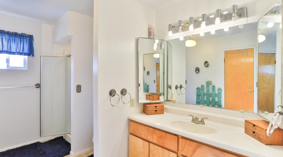 UpstairsBathroom (6)