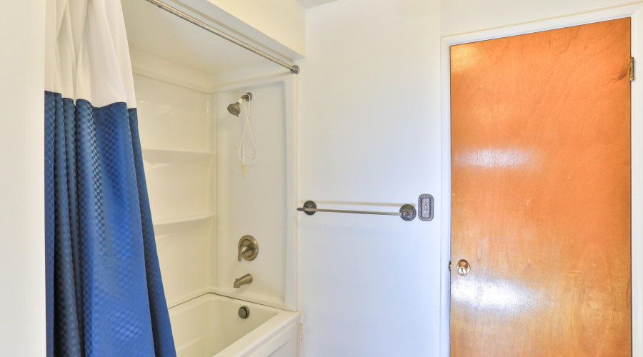 UpstairsBathroom (1)