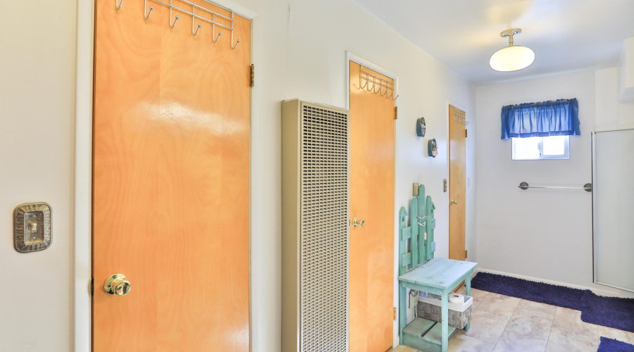 UpstairsBathroom (4)