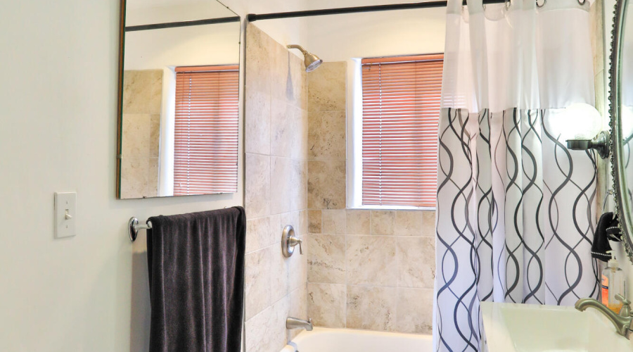 DownstairsBathroom (2)