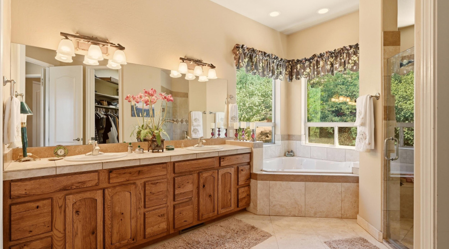 Master Bathroom Main floor w Tub