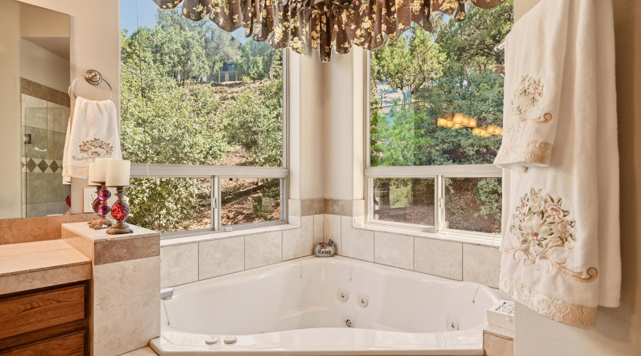 Master Bathroom Main Floor- Jetted Tub