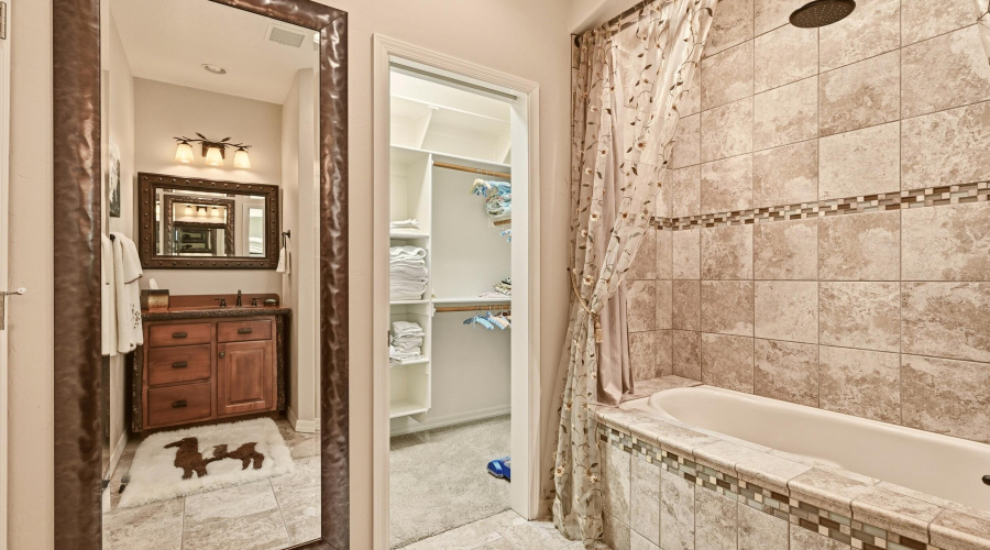 2nd master Bathroom Downstairs w Tub