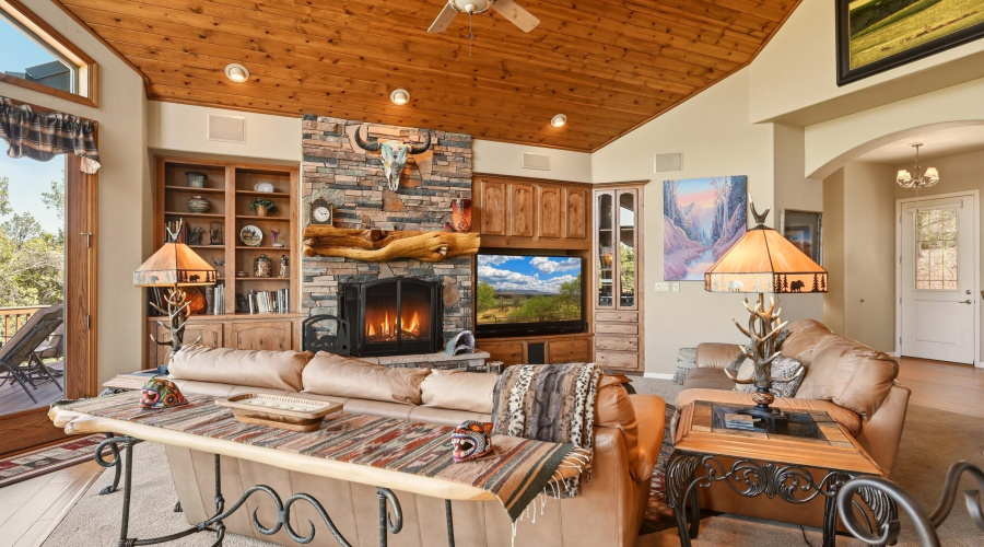 Living Room w Fireplace