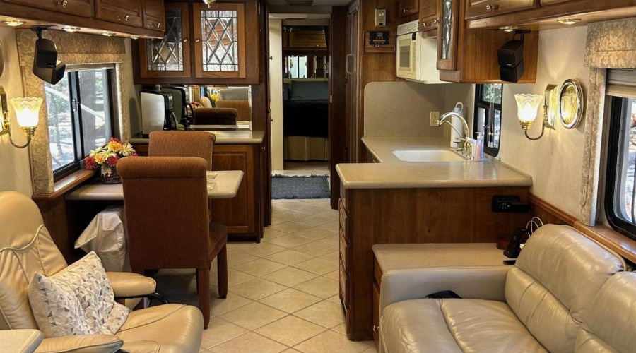 RV LIVING ROOM