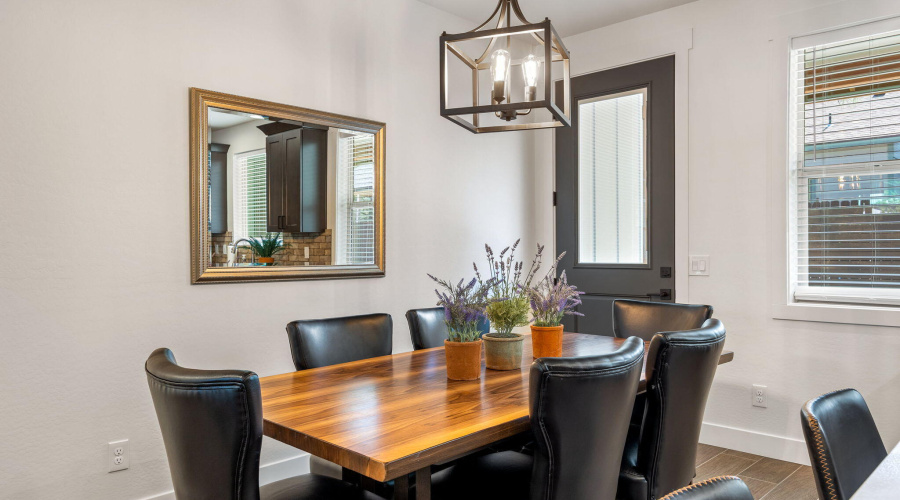 Eat-in Kitchen