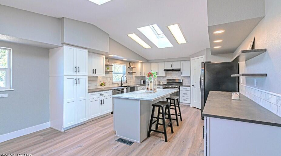 Kitchen with Breakfast Bar