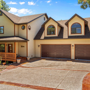 1041 Pine Oaks Dr