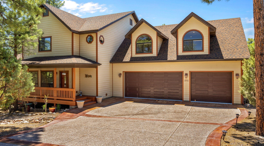 1041 Pine Oaks Dr