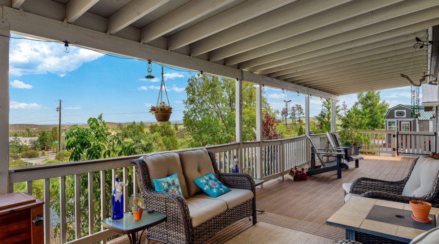 Large covered deck with amazing views!