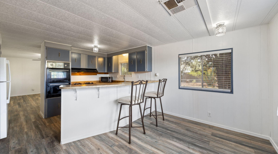 Kitchen w/ Breakfast Bar