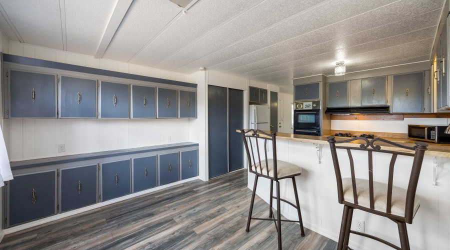 Lots of cabinets in the kitchen