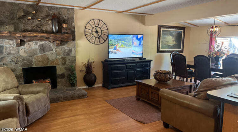 CABIN 82 LIVING RM