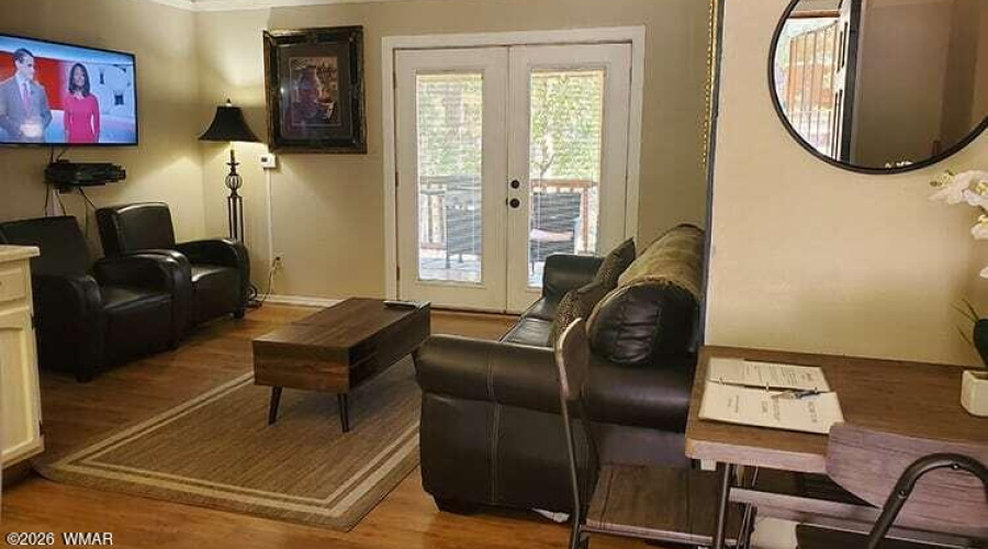 CABIN 83 LIVING RM